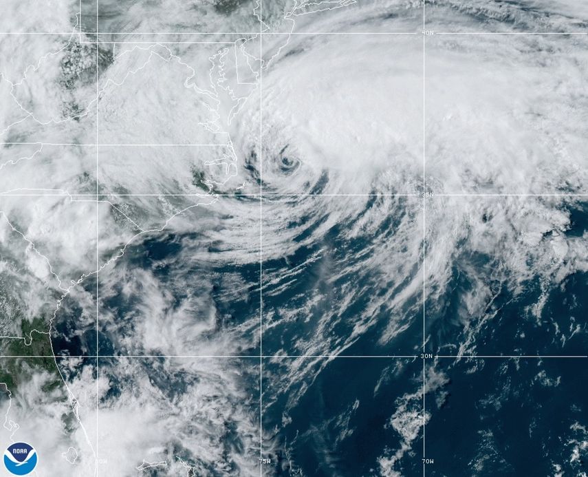 Imagen satelital de la tormenta tropical Arthur mientras se aleja de las costas de Carolina del Norte el lunes 18 de mayo de 2020.