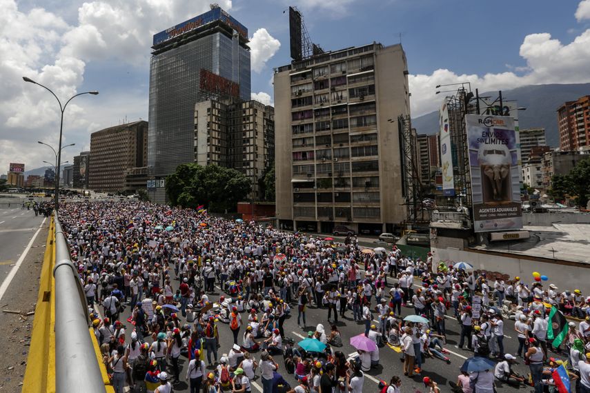 Las manifestaciones en Venezuela, a favor y en contra del Gobierno  del presidente Nicolás Maduro,han dejado cientos de heridos y  casi 2.000 detenidos.