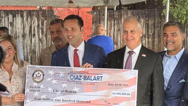 El alcalde Bryan Calvo recibe de manos del congresista Mario Díaz Balart un cheque de $4.9 millones para modernizar infraestructuras pluviales de Hialeah.&nbsp;