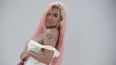 La cantante colombiana Karol G posa para fotografías cuando llega al desfile Jacquemus Menswear Primavera-Verano 2024 como parte de la Semana de la Moda de París, en el Chateau de Versailles, en Versalles, al suroeste de París, el 26 de junio de 2023.