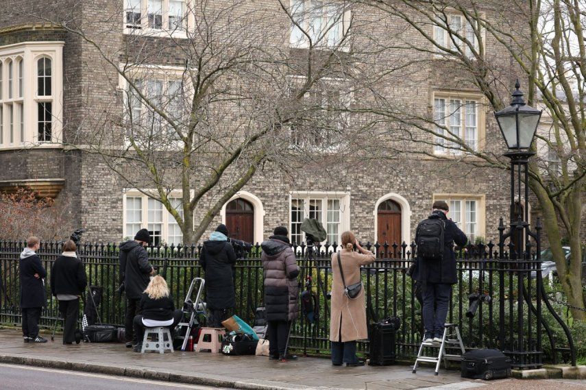 Periodistas de los medios de comunicación se reúnen afuera de la residencia del exembajador del Reino Unido en Estados Unidos, Peter Mandelson, en el centro de Londres el 8 de febrero de 2026.