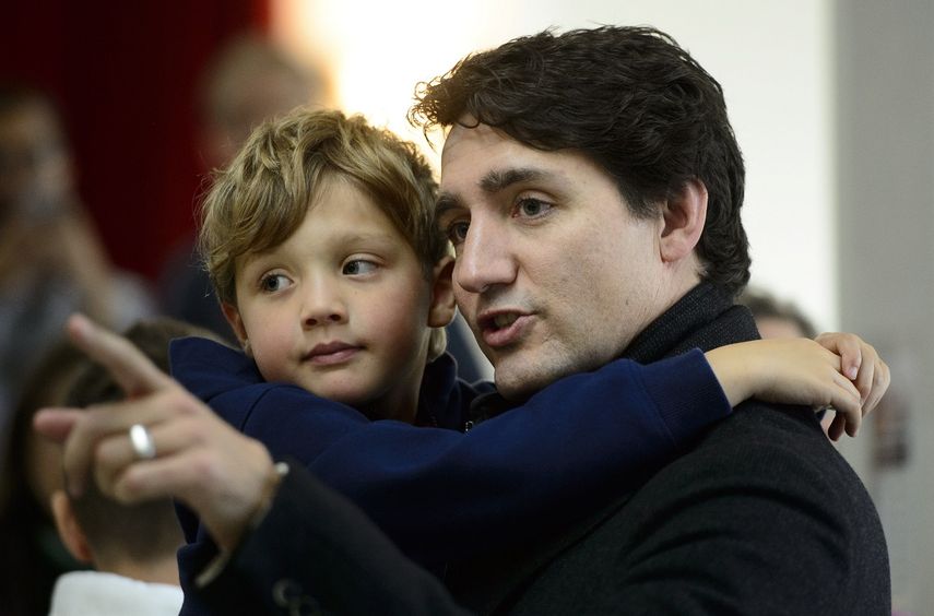 El primer ministro de Canad&aacute; Justin Trudeau carga a su hijo Hadrien mientras espera su turno para votar en Montreal, el lunes 21 de octubre de 2019.&nbsp;