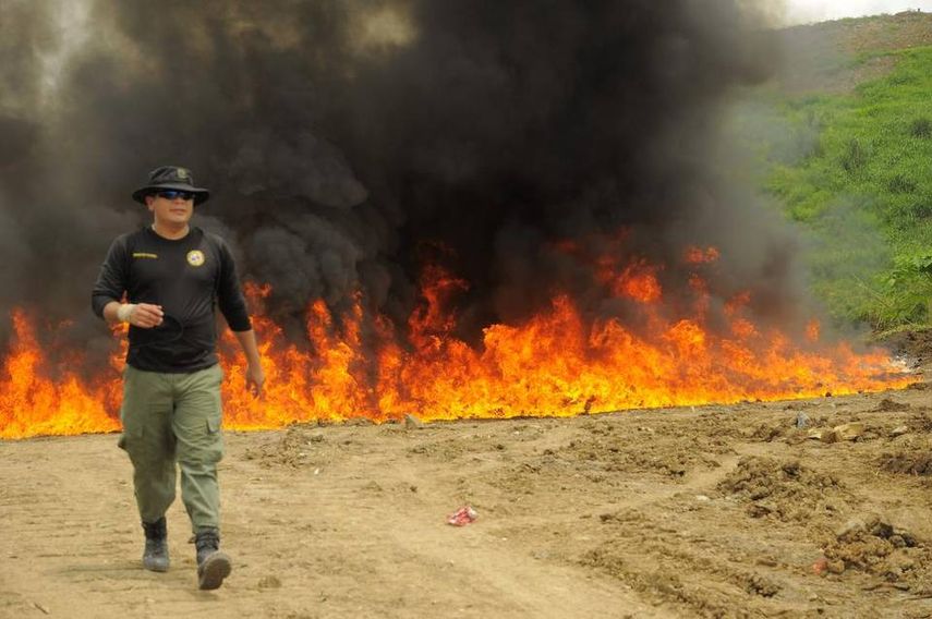 Imagen que muestra a un funcionario panameño alejándose del lugar donde se quemaron varias toneladas de droga (EFE/Archivo)
