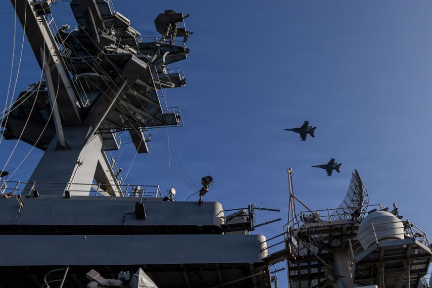 Aviones en vuelo al salir del portaviones clase Nimitz USS Abraham Lincoln (CVN 72) en apoyo de la Operación Furia Épica, en una ubicación no divulgada el 28 de febrero de 2026.