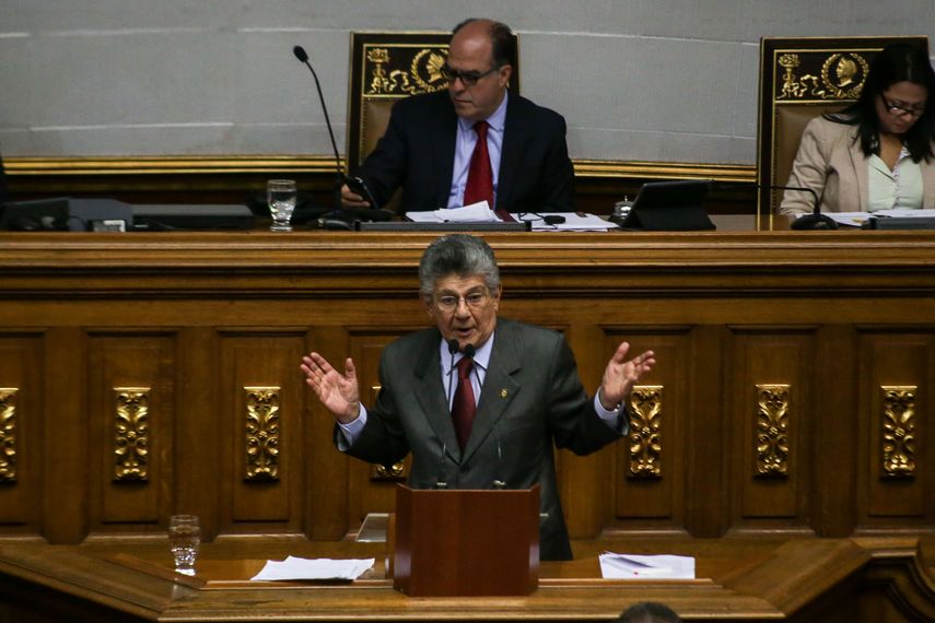 El diputado venezolano Henry Ramos Allup (abajo) junto al presidente de la Asamblea Nacional, Julio Borges (arriba) 