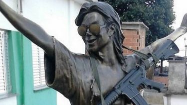 La foto se viralizó entre usuarios brasileños de&nbsp;redes sociales como Twitter. En ella se ve al&nbsp;rey del pop, esculpido&nbsp;en un gesto de celebración&nbsp;habitual de&nbsp;uno de sus&nbsp;famosos pasos de baile, con el arma que alguien colgó en su cuello.