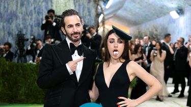Marc Jacobs y Rachel Sennott asistieron a la Gala del Met de 2026, que celebra el Arte del Vestuario, en el Museo Metropolitano de Arte el 4 de mayo de 2026 en la ciudad de Nueva York.