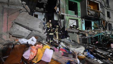 Los rescatistas del Servicio Estatal de Emergencias de Ucrania trabajan en un edificio de varios pisos dañado tras un ataque aéreo en Járkov el 8 de noviembre de 2024, en medio de la invasión rusa en Ucrania.