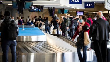 Viajeros esperan su equipaje en el aeropuerto Dallas/Fort Worth el 23 de diciembre del 2020. Casi 1,3 millones de pasajeros pasaron por los aeropuertos en Estados Unidos el domingo 27 de diciembre de 2020, el nivel más alto de viajes aéreos en más de nueve meses, pese a advertencias de que ello llevará a más casos de coronavirus.&nbsp;