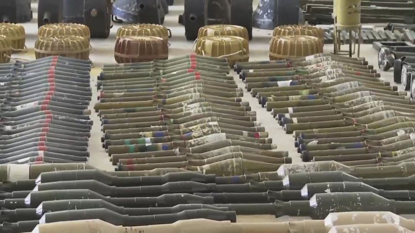 Granadas autopropulsadas, se cree que modelos F-7 de fabricación norcoreana, muchas de ellas con una característica línea roja, se ven en una base militar israelí el domingo 15 de octubre de 2023.&nbsp;