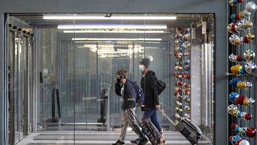 Dos personas caminan en la Terminal 3 del Aeropuerto Internacional OHare, en Chicago.&nbsp;