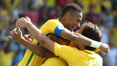 El jugador de la selección de&nbsp;Brasil&nbsp;Neymar (izquierda) celebra con sus compañeros Gabriel (centro) y Rodrigo Caio (derecha) un gol ante Honduras&nbsp;