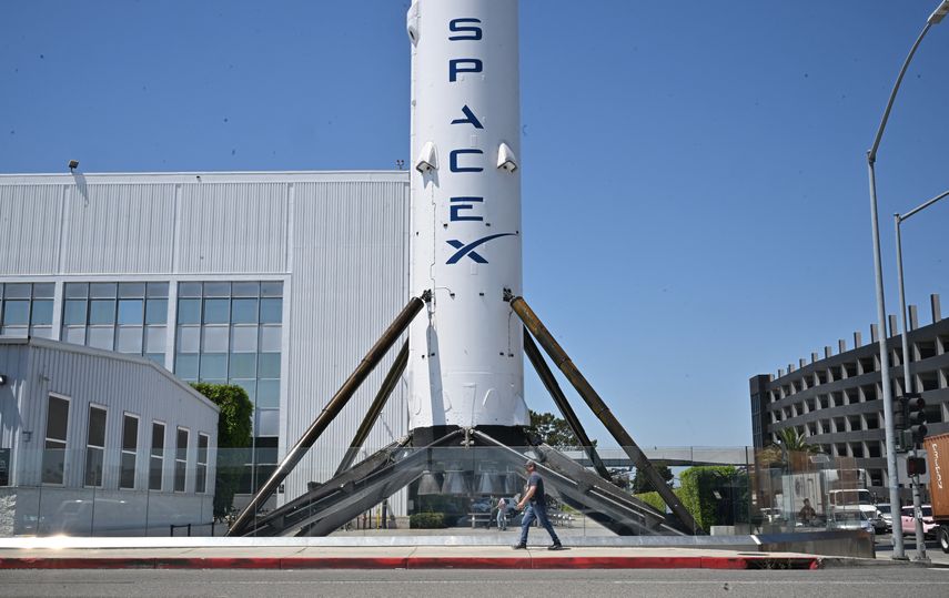 Imagen parcial de la empresa SpaceX, de Elon Musk, en California.