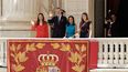 La princesa Leonor, el rey de España Felipe VI, la reina Letizia y la princesa Sofía saludan mientras asisten al relevo de la Guardia Real durante las conmemoraciones del décimo aniversario de la proclamación del Rey de España en el balcón del Palacio de Oriente o Palacio Real de Madrid el 19 de junio de 2024.