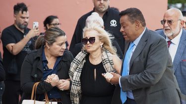 Sara Salazar, en el centro, viuda de Jos&eacute; Jos&eacute;, llega al velorio p&uacute;blico del cantante mexicano en el Miami Dade County Auditorium el domingo 6 de octubre del 2019 en Miami.&nbsp;