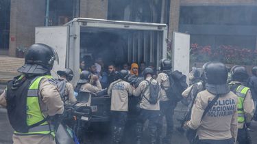 Agentes de la Policía Nacional Bolivariana bloquean el paso a una marcha hacia la sede del Poder Electoral hoy, jueves 29 de junio de 2017, en Caracas (Venezuela). Lanzan bomba lacrimógena cerca del camión y luego lo cierran para trasladarlos.&nbsp;