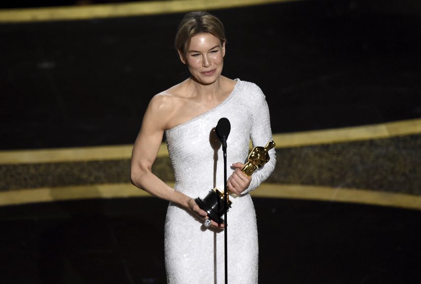 Renee Zellweger recibe el Oscar a la mejor actriz por Judy, el domingo nueve de febrero de 2020 en el Teatro Dolby en Los Angeles.&nbsp;