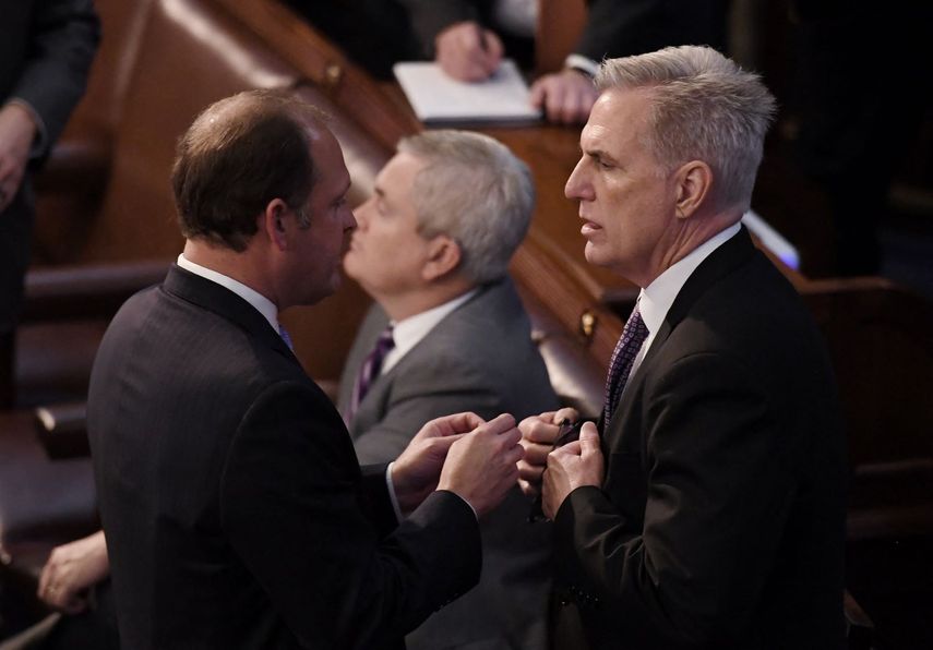 El líder de los republicanos en la Cámara Baja, Kevin McCarthy (derecha).