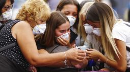 Viajeros con m&aacute;scaras protectoras miran un tel&eacute;fono inteligente en el Aeropuerto Internacional Ministro Pistarini, en Ezeiza, en las afueras de Buenos Aires, Argentina, el viernes 13 de marzo de 2020.&nbsp;