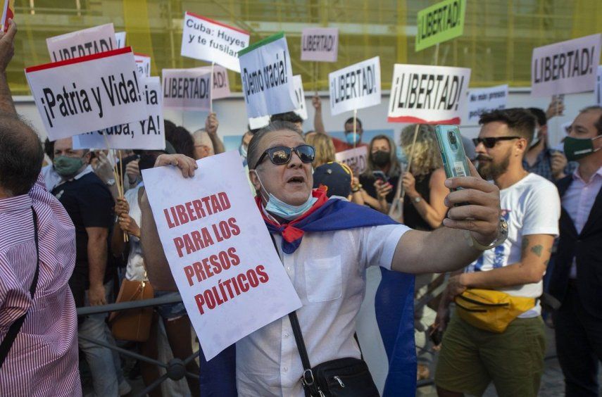 Decenas de personas durante una concentración en apoyo a las protestas en Cuba, ante la embajada de Cuba en España, a 12 de julio de 2021, en Madrid (España).&nbsp; &nbsp;
