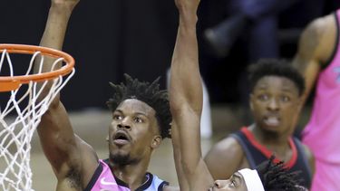 Jimmy Butler, del Heat de Miami, dispara frente a Danuel House Jr., de los Rockets de Houston, en el partido del jueves 11 de febrero de 2021&nbsp;