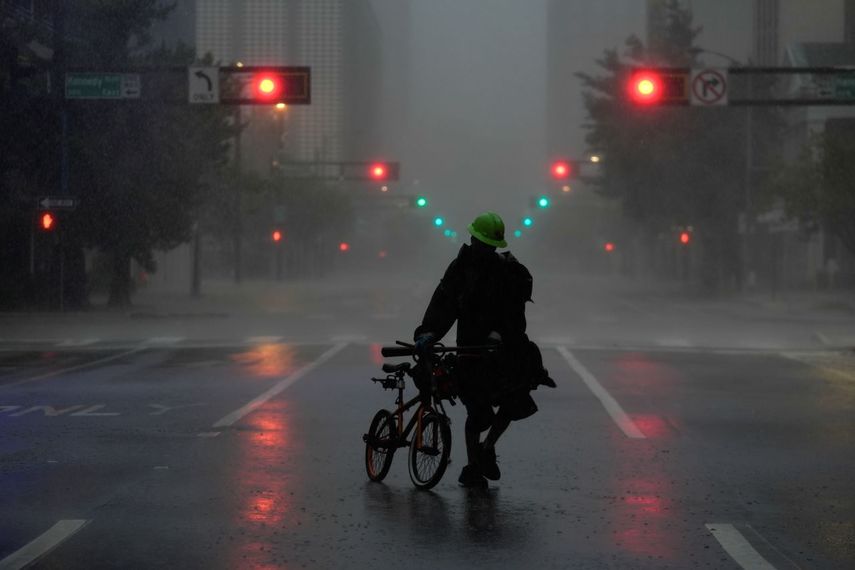 Las lluvias afectan la ciudad a medida que la tormenta avanza.