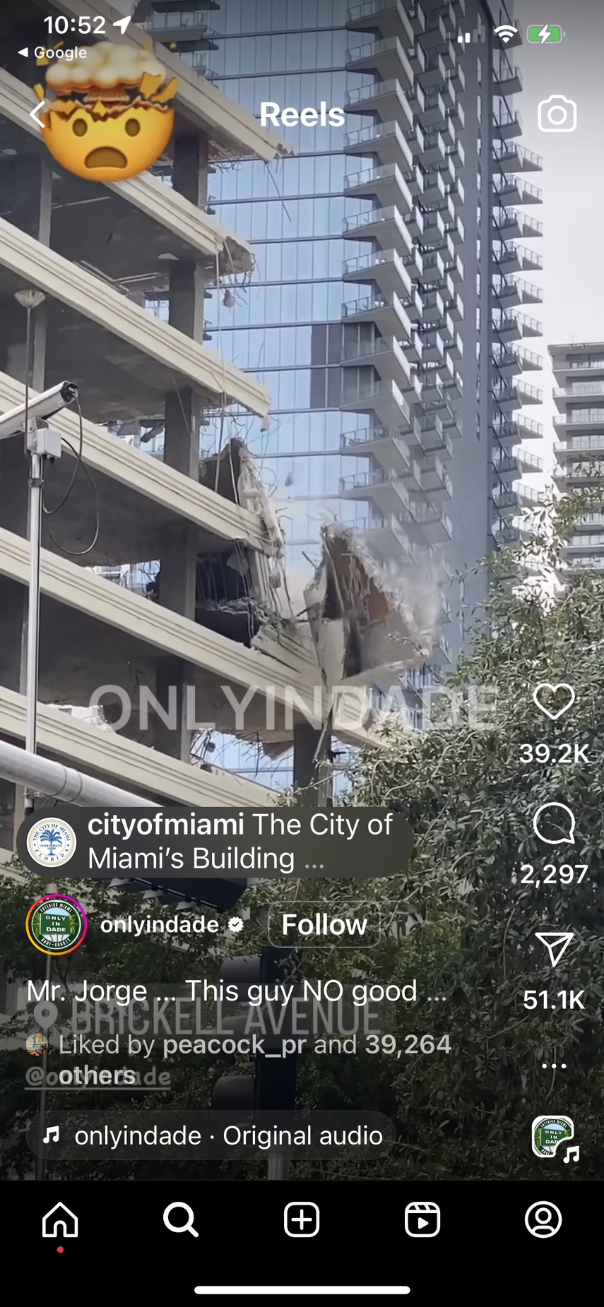 Momento que cae la estructura en Miami.
