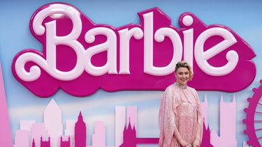 La escritora, directora y productora ejecutiva Greta Gerwig posa a su llegada al estreno de la película Barbie el 12 de julio de 2023 en Londres.&nbsp;