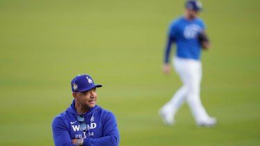 Dave Roberts, mánager de los Dodgers de Los Ángeles, observa la práctica de bateo del jueves 24 de octubre de 2024, un día antes del inicio de la Serie Mundial.