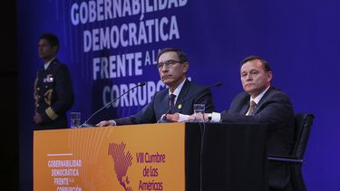 El presidente de Perú, Martín Vizcarra (i), y su ministro de Exteriores, Néstor Popolizio (d), ofrecen una rueda de prensa al cierre de la VIII&nbsp;Cumbre&nbsp;de las Américas, en&nbsp;Lima.