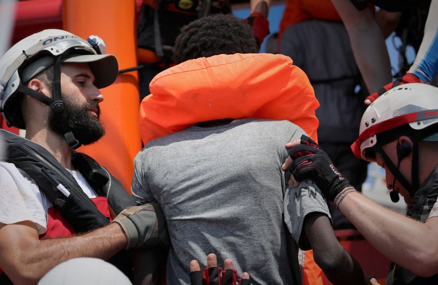 En esta foto tomada el 10 y distribuida el 11 de agosto de 2019, socorristas del buque Ocean Viking operado por las ONG Sos Mediterranee y Médicos Sin Fronteras ayudan a una persona rescatada junto con más de 80 de una embarcación precaria frente a la costa de Libia.