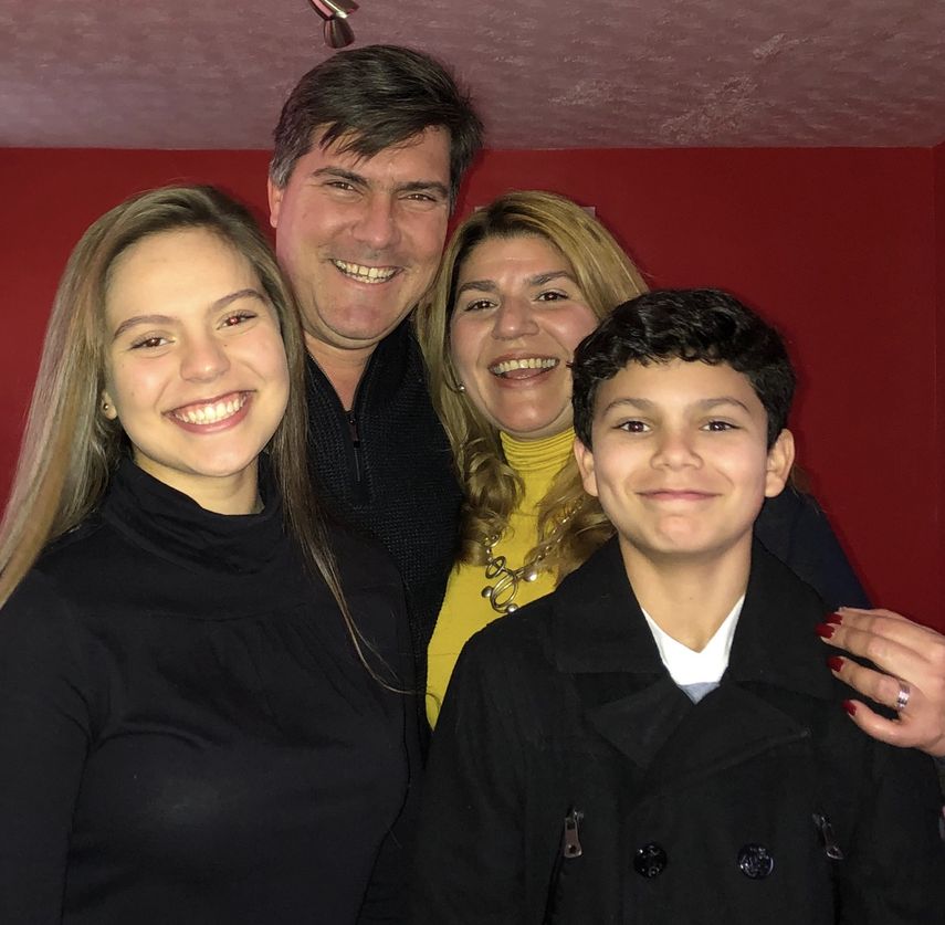 El cubano Luis David Fuentes junto a su esposa&nbsp;Yamilet (2da der.) y sus hijos Fernanda y Luis Manuel.