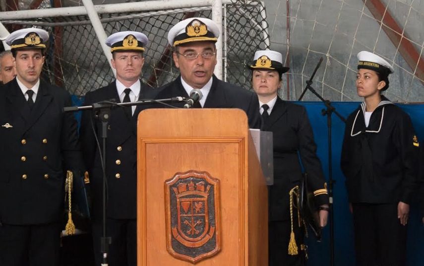 Luis Enrique Lopez Mazzeo, al centro, uno de los oficiales desplazados de su cargo.