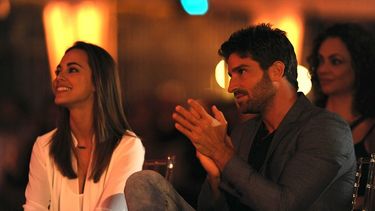 David Chocarro (Diego Ochoa) junto a María Elisa Camargo (Adriana Aguilar) contemplan el primer capitulo de En otra piel. (TELEMUNDO)