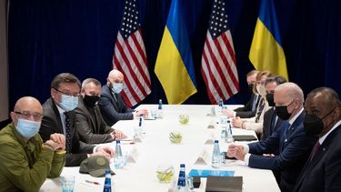 El presidente Joe Biden (2do derecha) junto con el secretario de Estado Antony Blinken y el secretario de Defensa de EE. UU. Lloyd Austin asisten a una reunión sobre la guerra de Rusia en Ucrania con el ministro de Relaciones Exteriores de Ucrania Dmytro Kuleba (2do izquierda) y el ministro de Defensa de Ucrania Oleksii Reznikov (izquierda) en Varsovia el 26 de marzo de 2022.