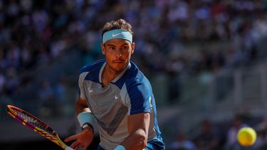 En foto del viernes 6 de mayo del 2022, el español Rafael Nadal regresa la bola en el encuentro de cuartos de final del Abierto de Madrid ante su compatriota Carlos Alcaraz.&nbsp;
