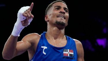 El dominicano Yunior Alcántara celebra su triunfo sobre el español Rafael Lozano en su combate de cuartos de final en la categoría de peso mosca de los Juegos Olímpicos, el viernes 2 de agosto de 2024, en Villepinte, Francia.