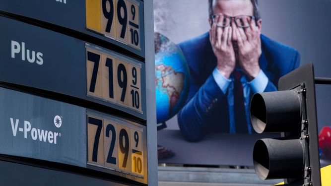 Los precios de la gasolina se ven frente a una valla publicitaria que anuncia Last Week Tonight de HBO en Los Ángeles, el lunes 7 de marzo de 2022.&nbsp;
