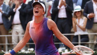 La polaca Iga Swiatek celebra su victoria sobre la italiana Jasmine Paolini después del partido final femenino individual en la cancha Philippe-Chatrier el día catorce del torneo de tenis del Abierto de Francia en el complejo Roland Garros en París el 8 de junio de 2024. &nbsp;