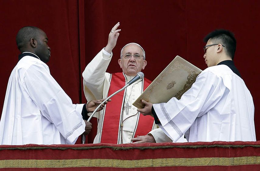 El papa Francisco pronuncia su mensaje urbi et orbi (a la ciudad y el mundo) desde el balcón central de la Basílica de San Pedro en el Vaticano, el miércoles 25 de diciembre. (AP)
