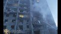 En esta foto, proporcionada por el Servicio de Emergencias de Ucrania, bomberos tratan de extinguir las llamas en un edificio residencial en Odesa, Ucrania, la madrugada del viernes 1 de lulio de 2022. 