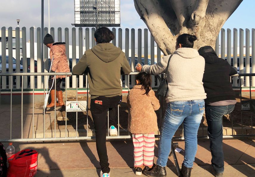 En esta fotograf&iacute;a del mi&eacute;rcoles 8 de enero de 2020, unas personas que buscan solicitar asilo en Estados Unidos esperan en un puente fronterizo de Tijuana, M&eacute;xico.&nbsp;