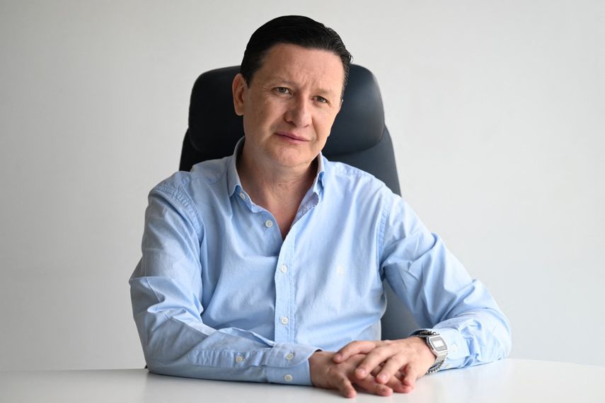 El Comisionado de Derechos Humanos de El Salvador, el abogado colombiano Andrés Guzmán, observa durante una entrevista con AFP en su oficina en San Salvador el 24 de abril de 2025. El gobierno de El Salvador declaró el jueves que no ha recibido por vía diplomática ninguna solicitud del presidente colombiano Gustavo Petro para repatriar a 140 presos colombianos. No hemos recibido ninguna solicitud, que yo sepa, del gobierno de Colombia por vía diplomática para absolutamente nada que tenga que ver con la repatriación de presos