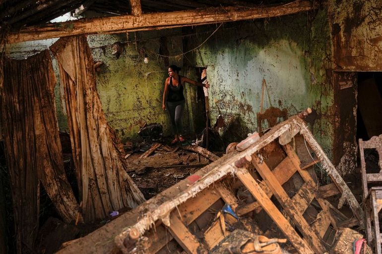 Erika Quintero observa de pie dentro de su casa que resultó dañada después de un deslizamiento de tierra e inundaciones que arrasaron Las Tejerías en Venezuela, el lunes 10 de octubre de 2022
