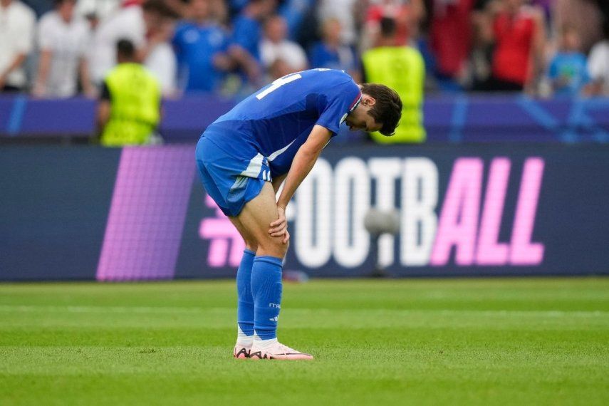 El italiano Federico Chiesa voltea al suelo tras el encuentro de Italia ante Suiza en los octavos de final de la Eurocopa el sábado 29 de junio del 2024.&nbsp;