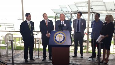 Rueda de prensa de la coalición que está en contra de la enmienda 1 de energía solar. De izq a derecha:Comisionado Francis Suárez; representante estatal José Javier Rodríguez; alcalde Tomás Regalado; comosionado Vincent Lago; Raúl Vergara, propietari