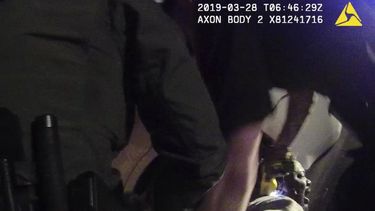 En esta fotograf&iacute;a tomada a partir de un video del 28 de marzo de 2019 captado por la c&aacute;mara corporal de un polic&iacute;a y proporcionada por el Departamento de Polic&iacute;a de Texas para Live PD, agentes del condado Williamson inmovilizan a Javier Ambler y uno de ellos le aplica una pistola aturdidora durante su arresto en Austin, Texas.&nbsp;
