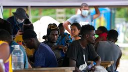 Migrantes se reúnen en un campamento luego de una visita de las cancilleres de Panamá y Colombia en San Vicente, provincia de Darién, Panamá, cerca de la frontera con Colombia, el viernes 6 de agosto de 2021.