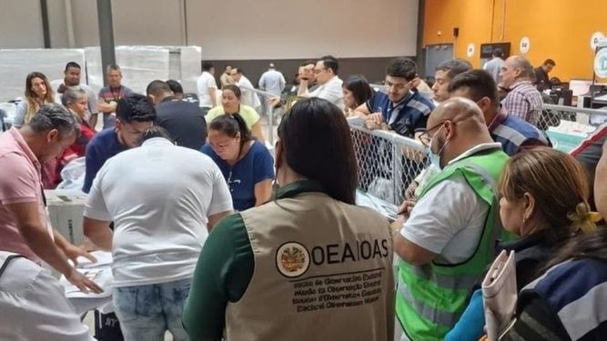 Observadores electorales presencian el escrutinio especial de casi 2.800 actas con inconsistencias de las presidenciales de Honduras.