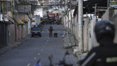 La policía realiza una explosión controlada de un vehículo sospechoso, estacionado a una cuadra de la prisión El Inca, en Quito, Ecuador, el miércoles 10 de enero de 2024.&nbsp;